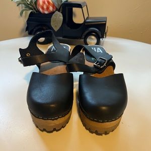 Womens Black Mia Clogs